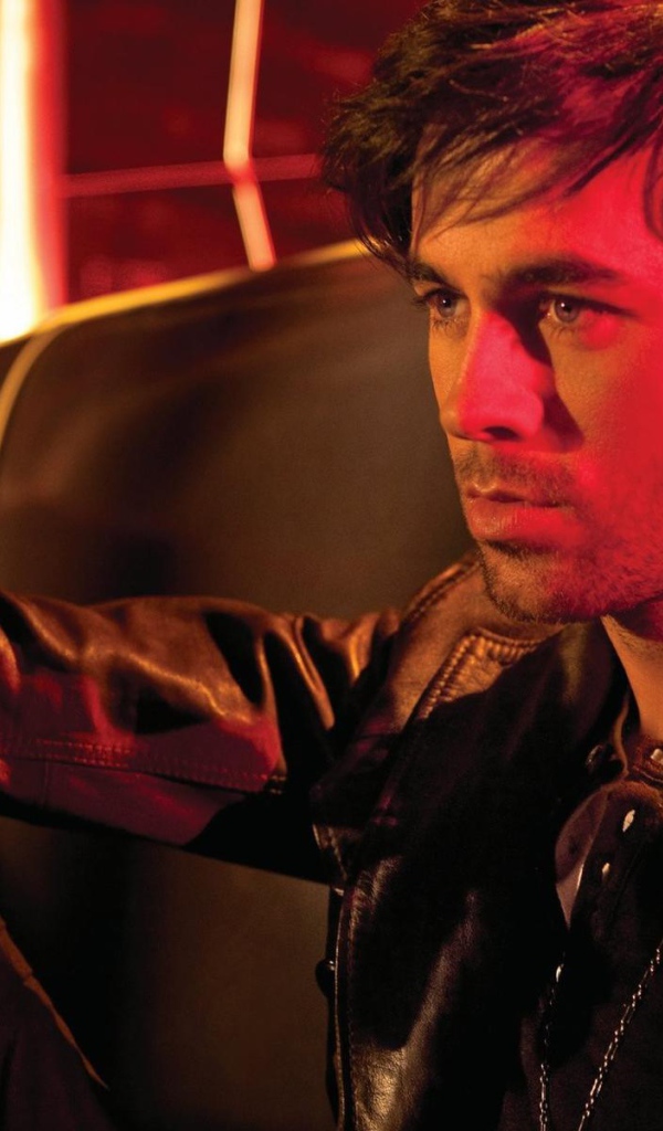 Энрике Иглесиас в кожаной куртке