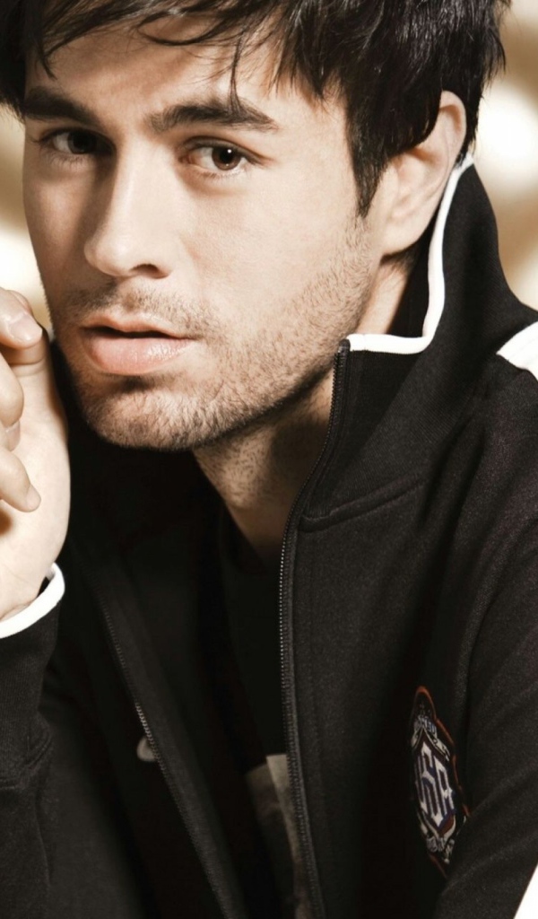 Энрике Иглесиас загадочный взгляд