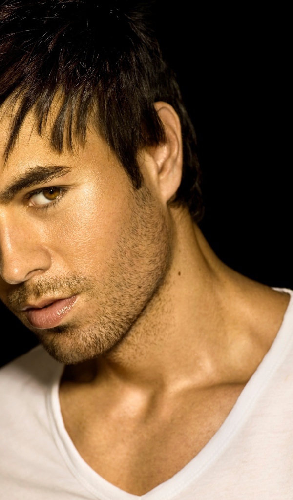 Энрике Иглесиас на черном фоне