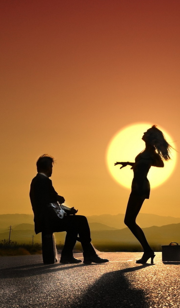 Девушка танцует под гитару