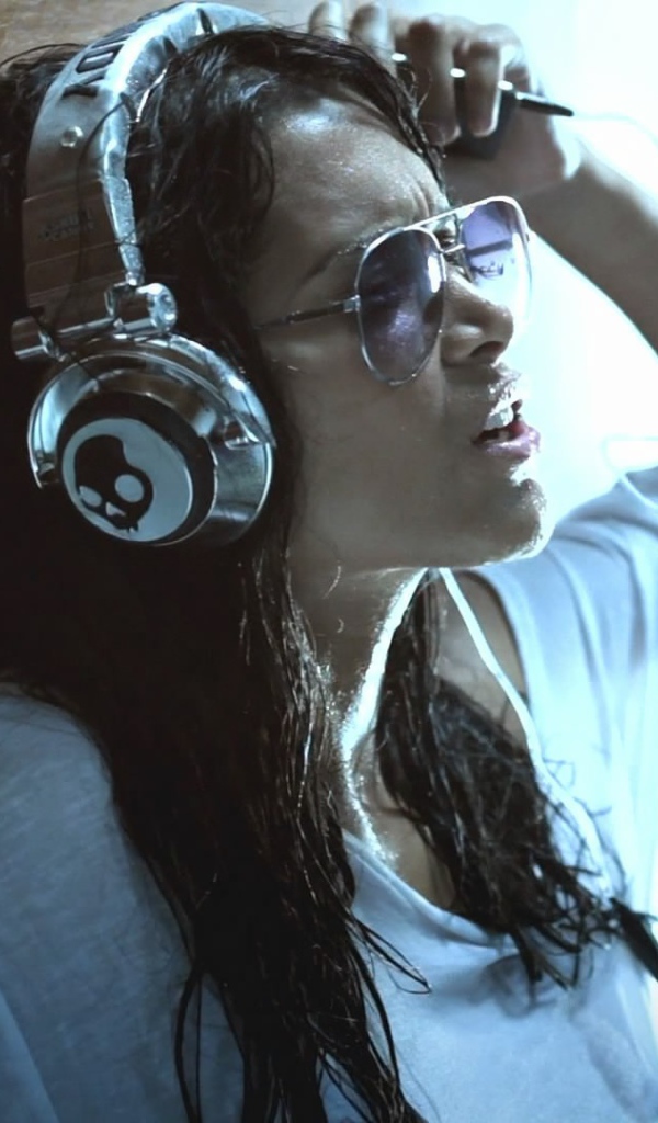 Девушка слушает музыку