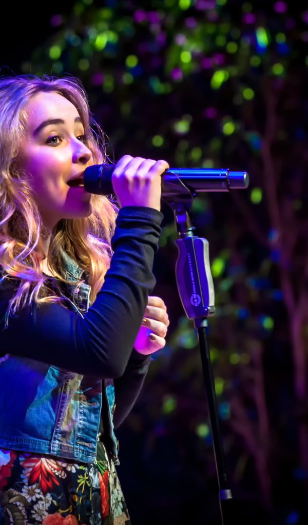 Девочка поет на сцене