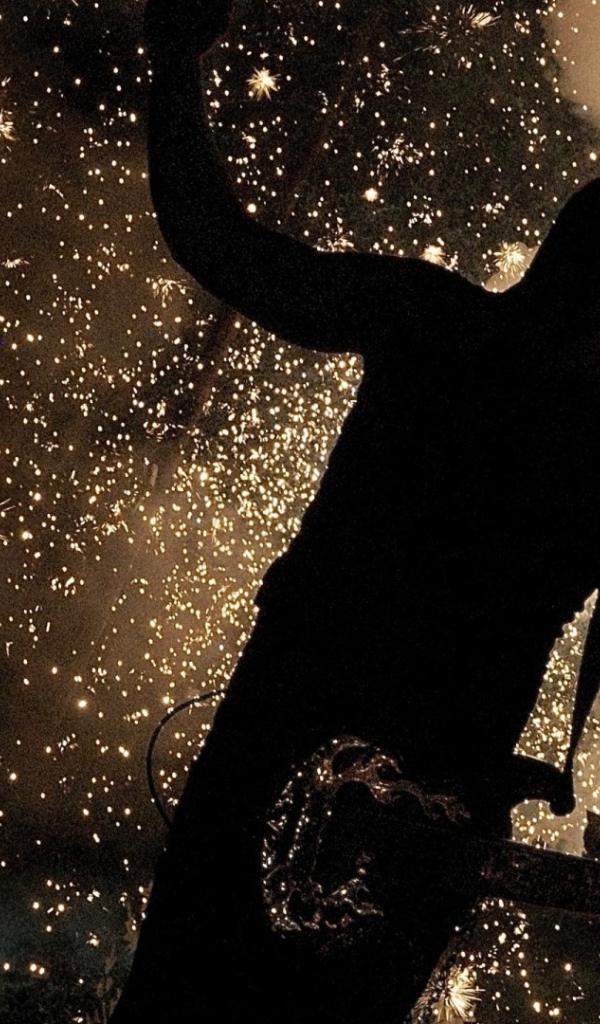 Гитарист на фоне искр