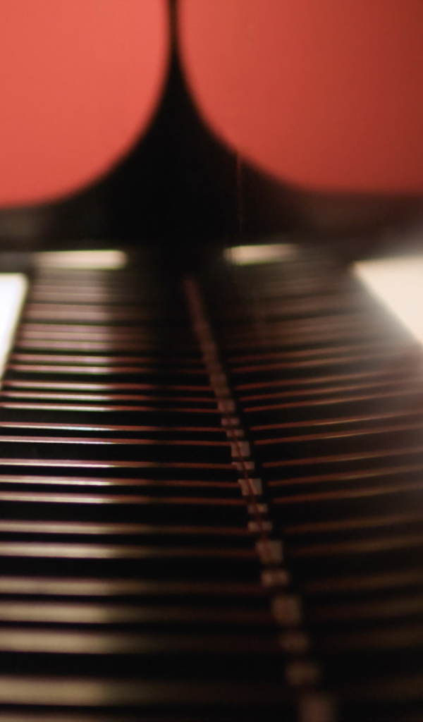 Руки на клавишах рояля
