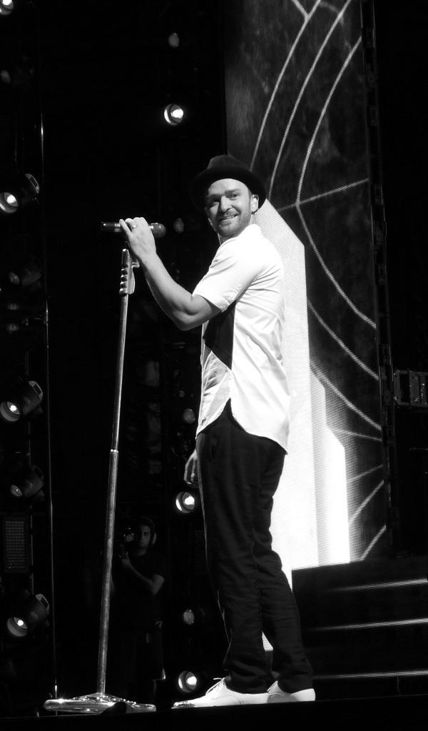 Джастин Тимберлейк выступает в шляпе 