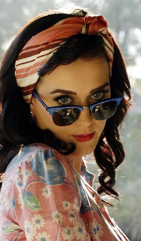 Кэти Перри в синих очках