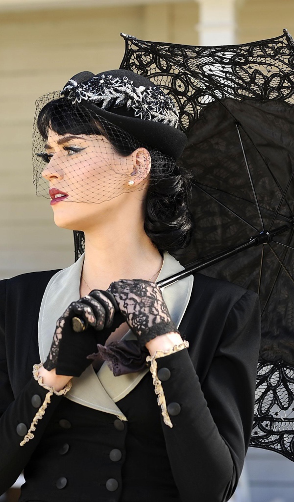 Кэти Перри с зонтиком