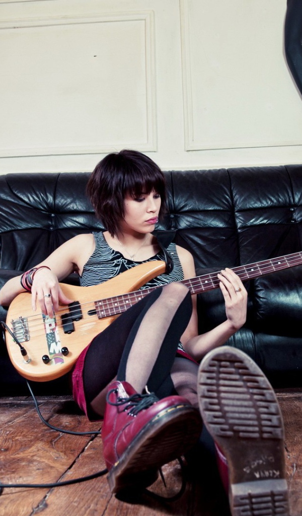 Kожаный диван и бас гитара