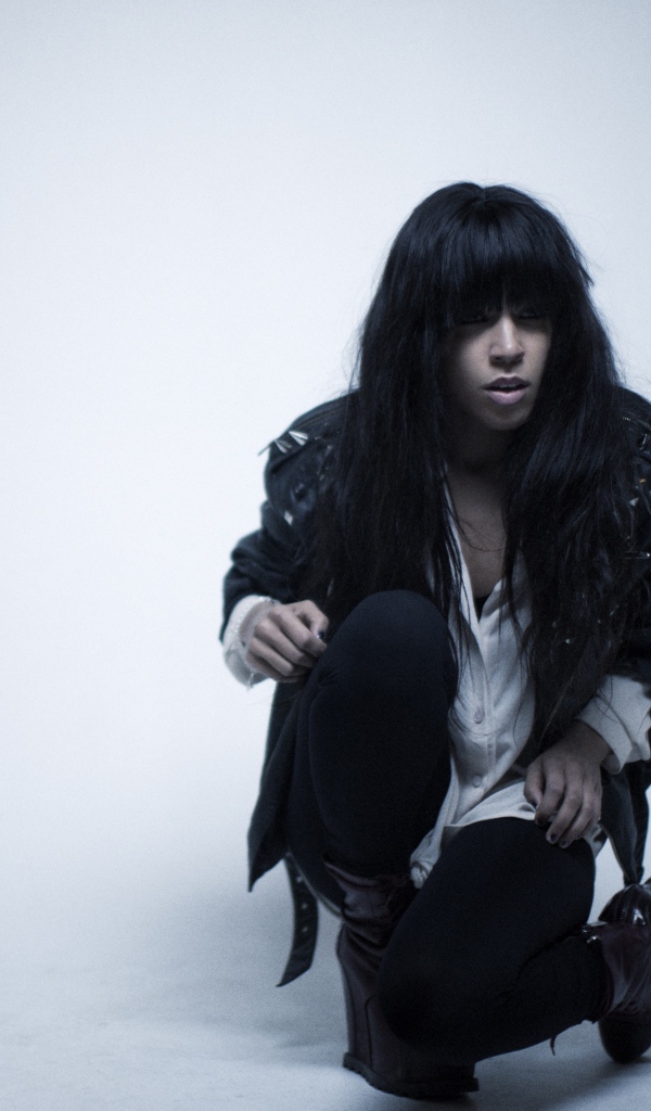 Loreen в черной куртке