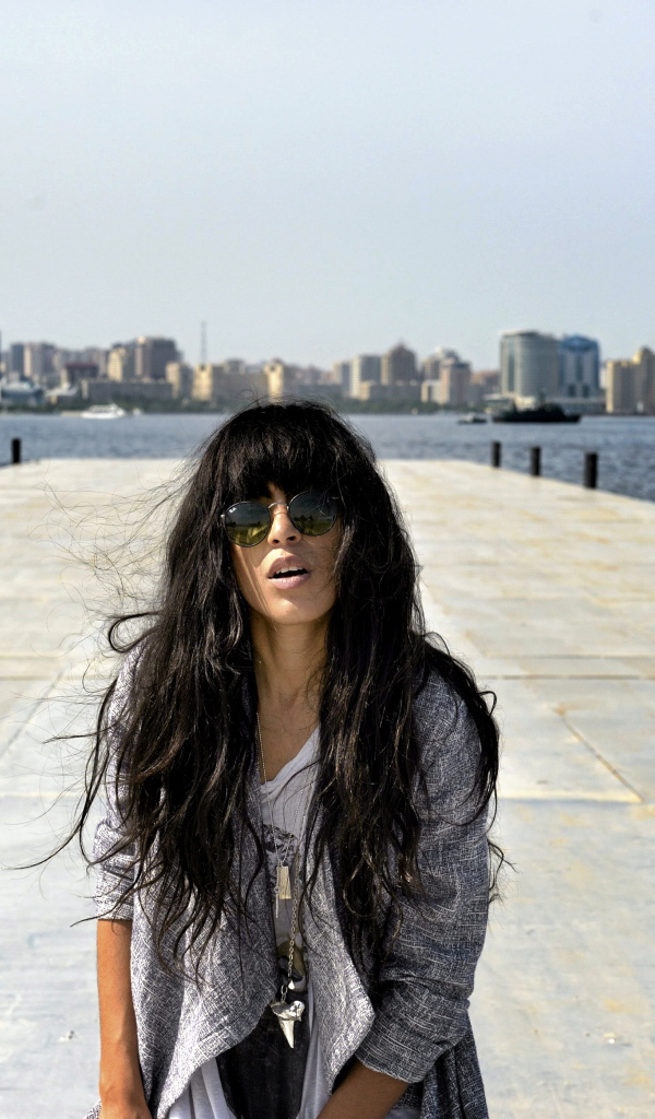 Loreen поет на набережной