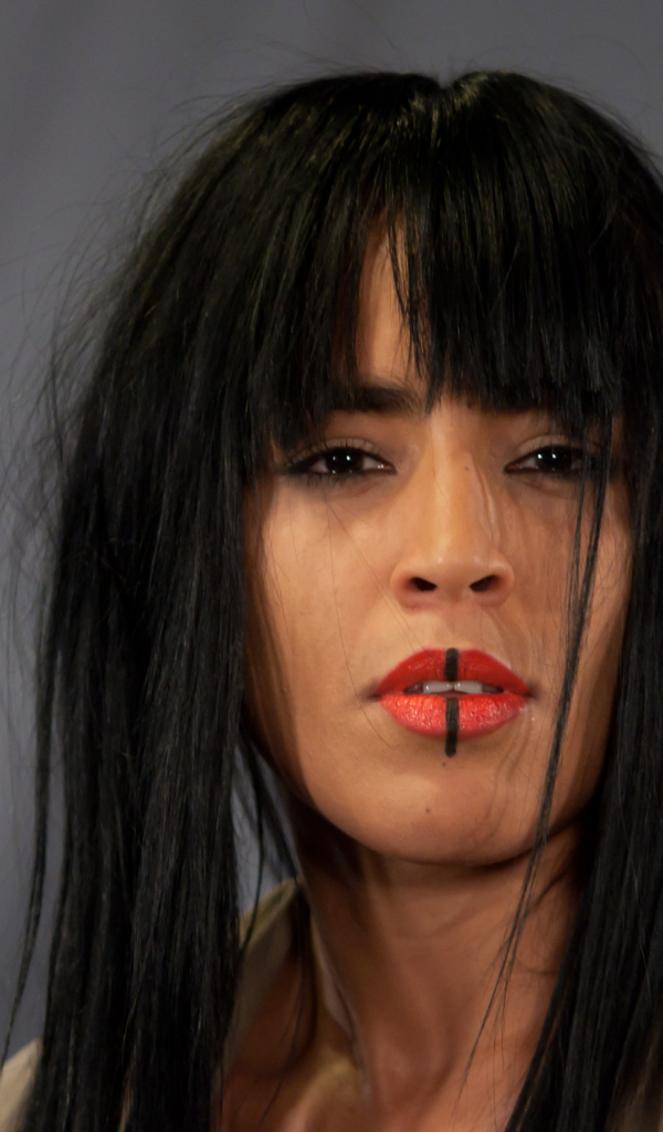 Loreen с красной помадой