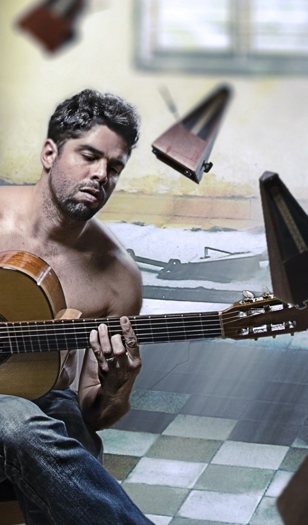 Мужчина играет на гитаре