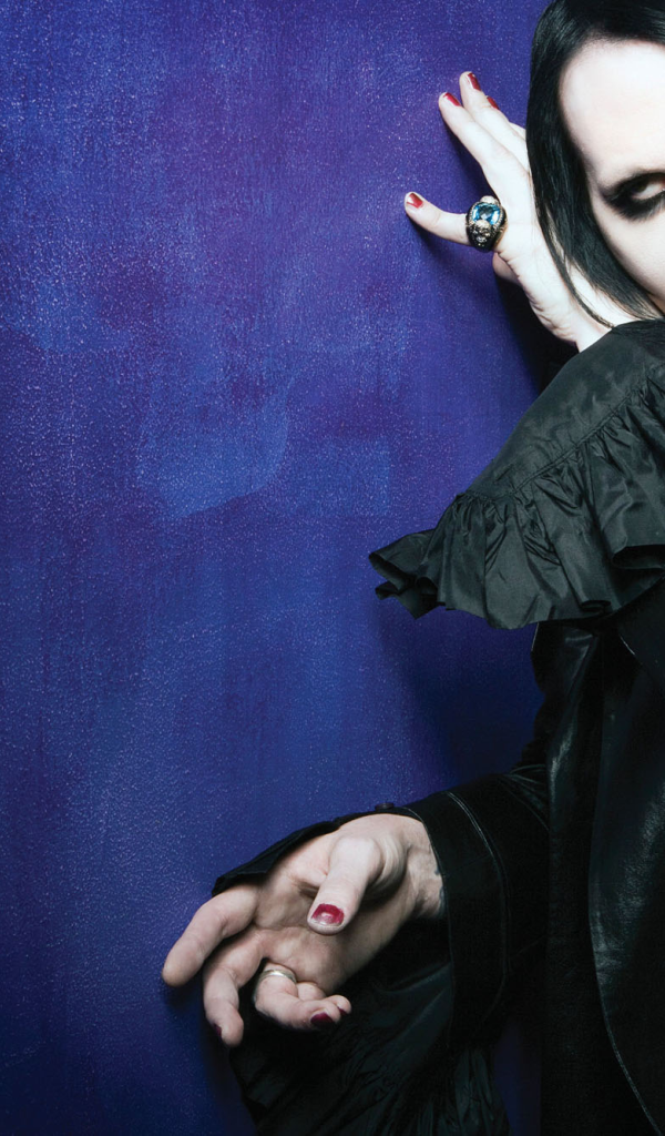 Marilyn Manson у синей стены