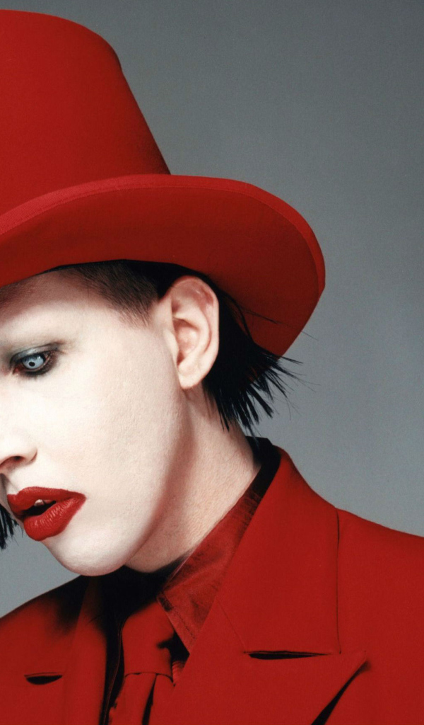 Marilyn Manson в красной шляпе