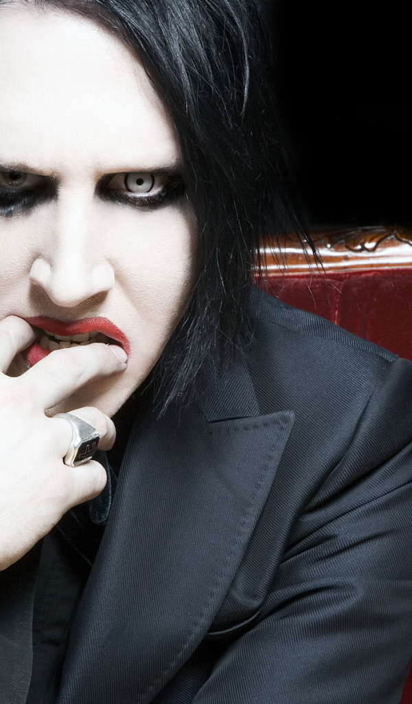 Marilyn Manson на красном диване