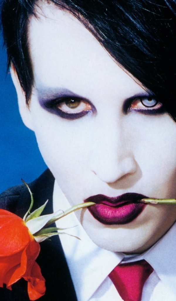 Marilyn Manson с розой в зубах