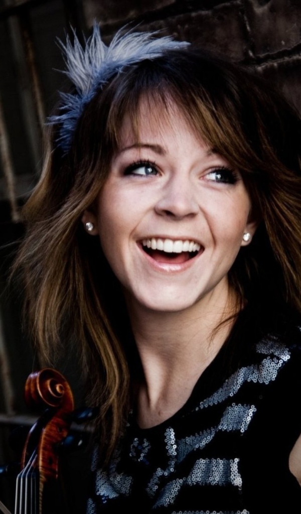 Музыкант скрипачка смеется