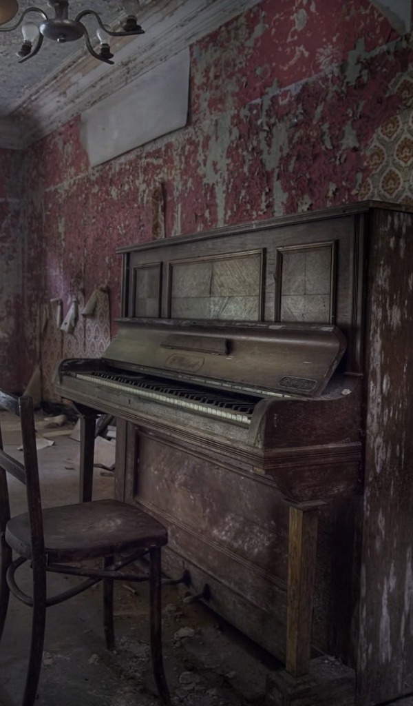 Старое фортепиано в старой комнате