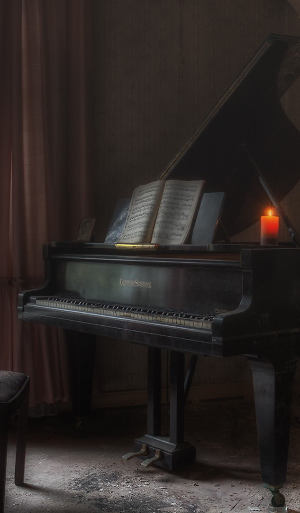 Pояль у окна