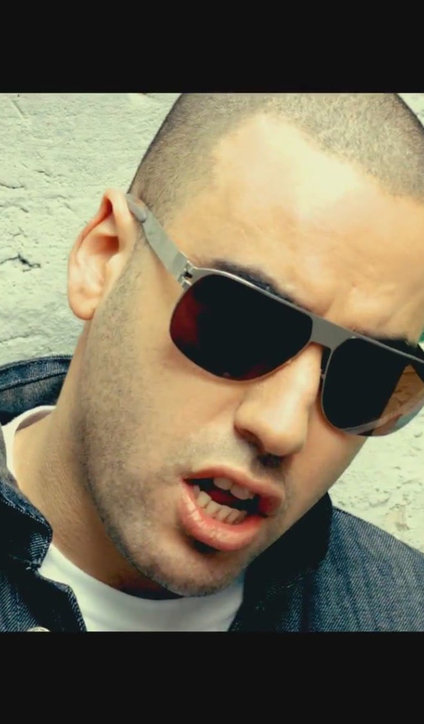 SLIM в темной рубашке