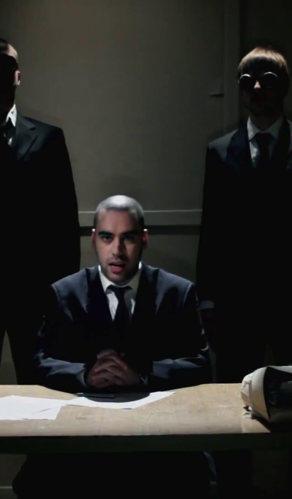 SLIM одет как бизнесмен