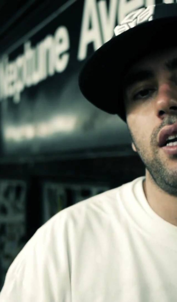 SLIM читает рэп