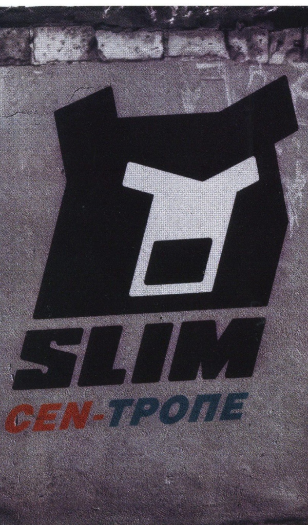 SLIM знак на стене