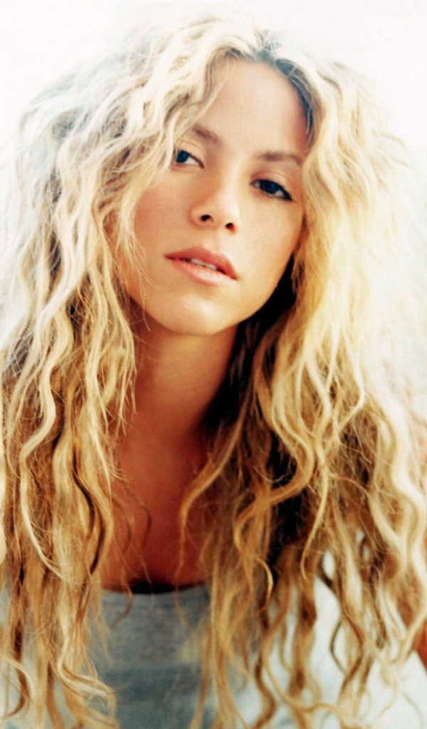 Шакира с распущенными волосами