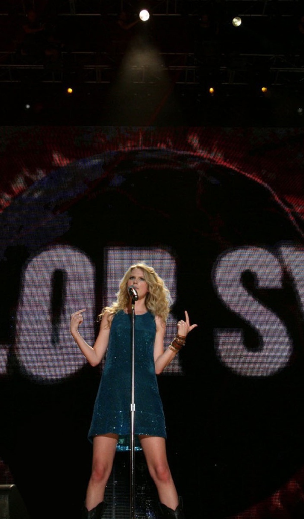 Певица у микрофона