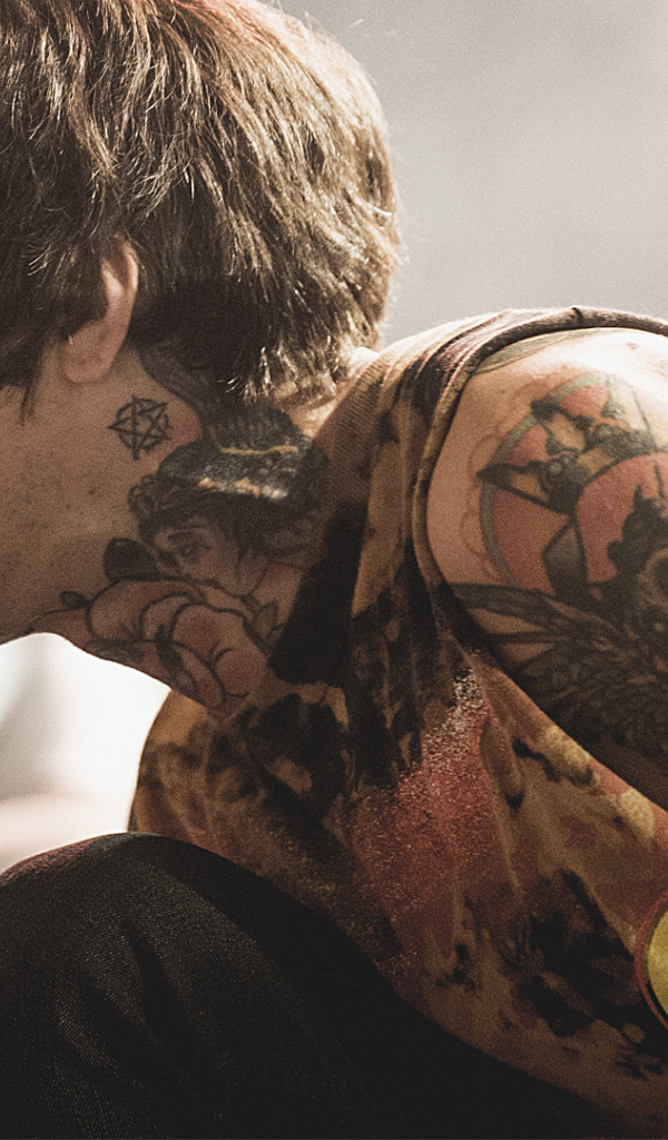 Татуированный рок певец