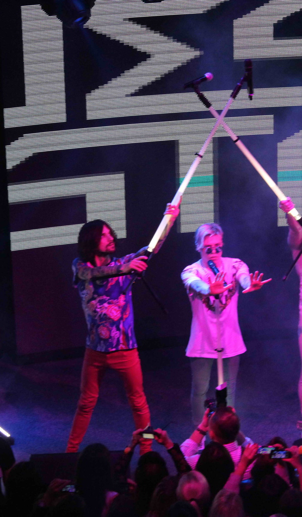 Сражение на микрофонах на концерте Quest Pistols