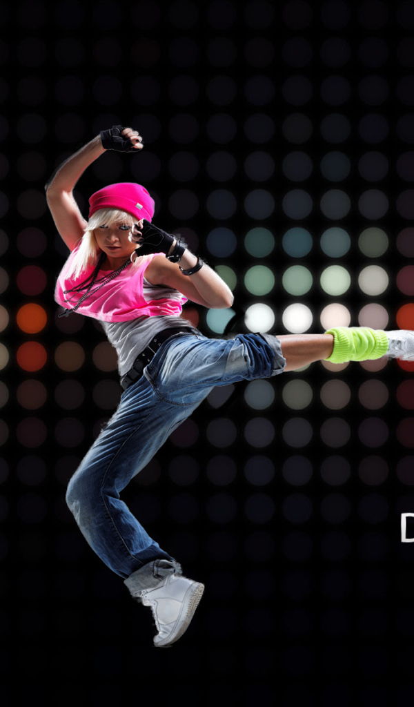 Девушка в розовом на танцполе