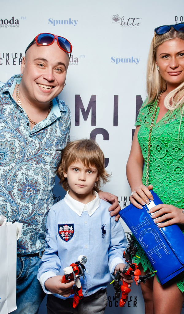 Доминик Джокер с семьей на открытии ресторана