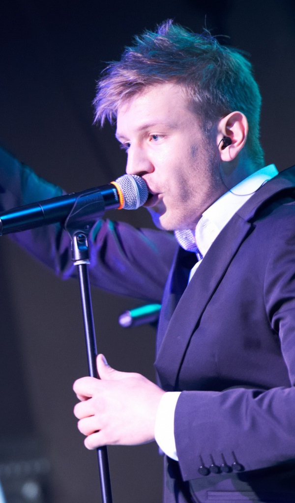 Иван Дорн на концерте поет