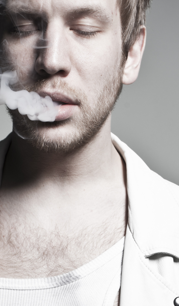 Иван Дорн курит