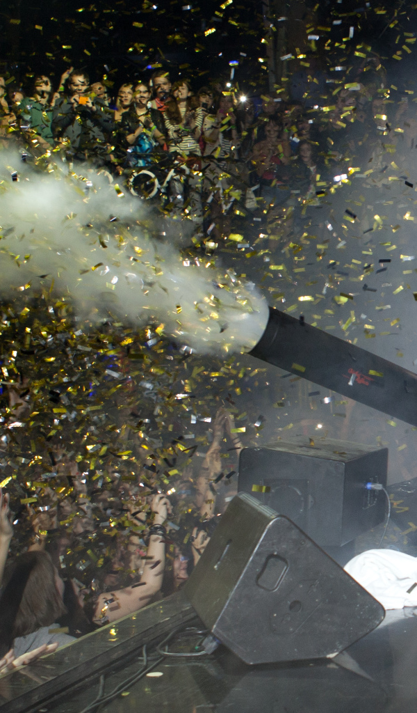 Иван Дорн на концерте запускает хлопушку