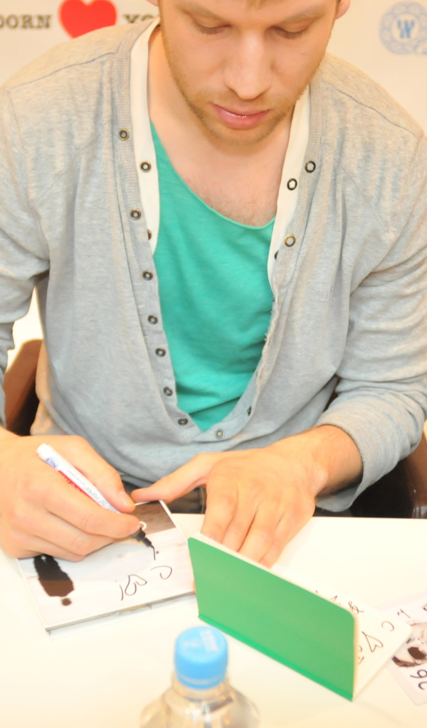 Иван Дорн раздает автографы