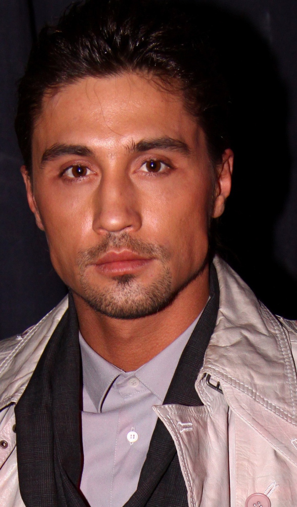 Дима Билан в элегантном плаще 