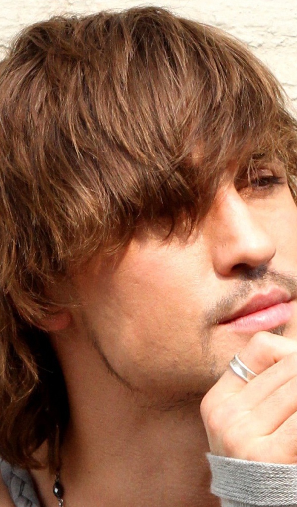 Дима Билан возле кирпичной стены