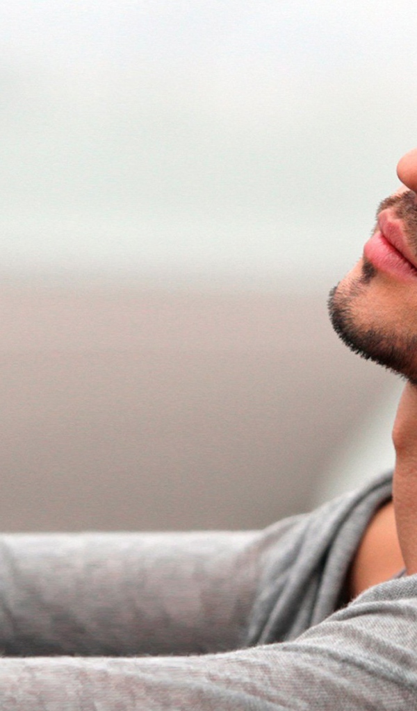 Дима Билан задумчиво смотрит