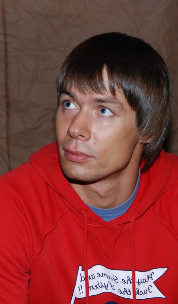 Стас Пьеха в красной олимпийке