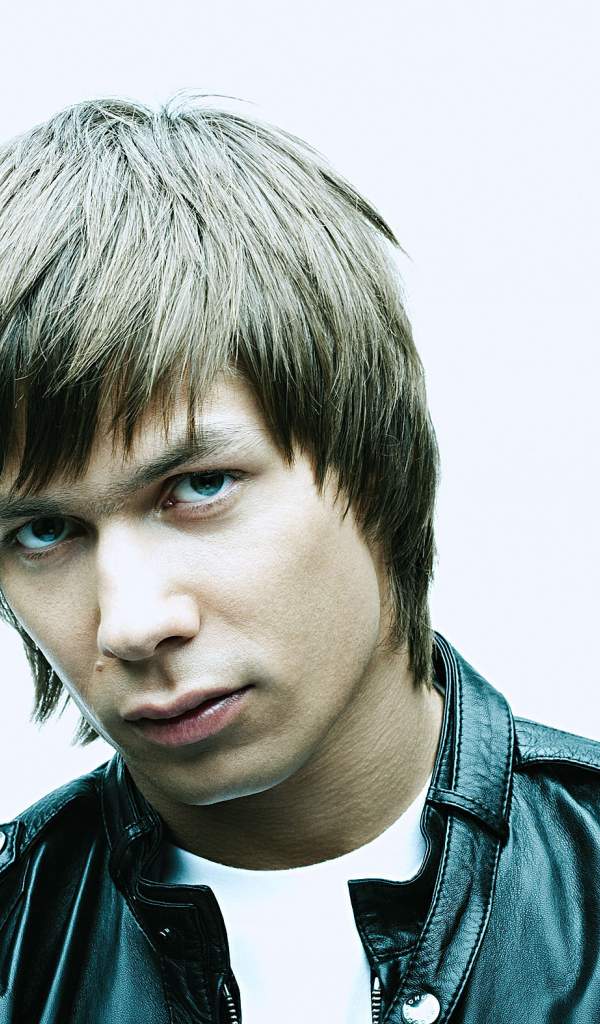 Стас Пьеха в кожаной куртке