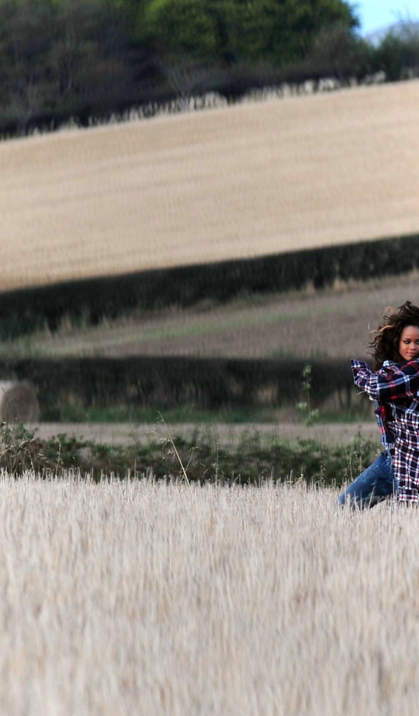 Рианна бежит по полю