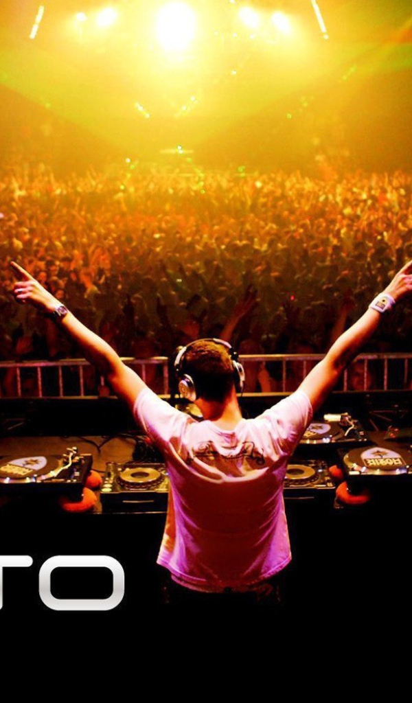 Диджей у пульта