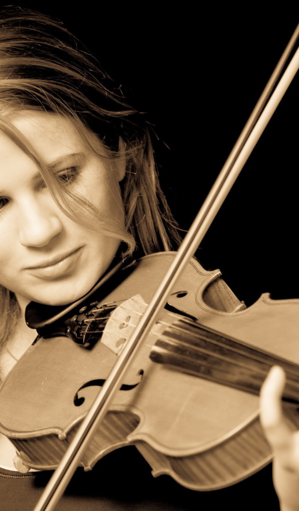 Девушка музыкант играет на скрипке