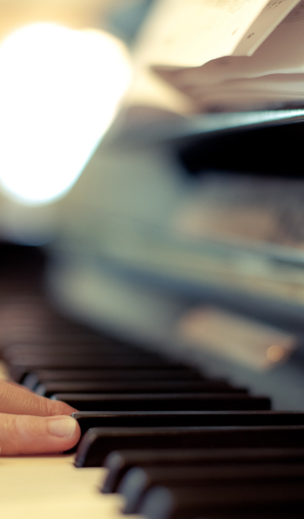 Руки лежат на клавишах