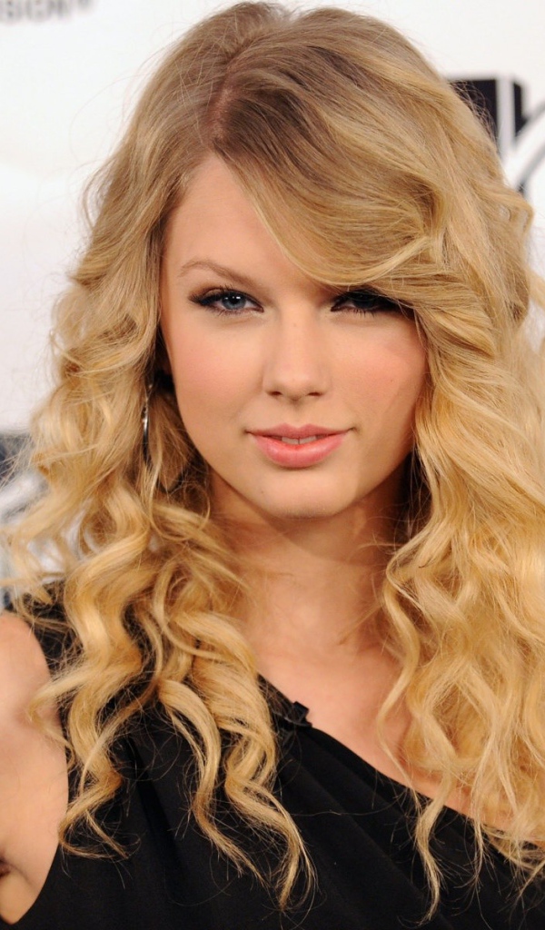 Портрет певицы Тейлор Свифт