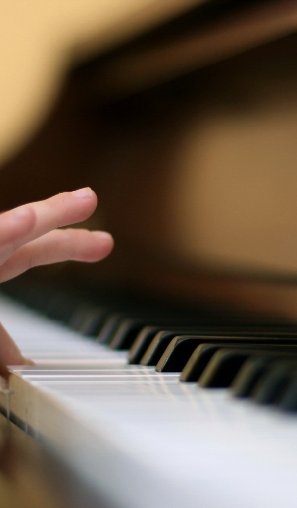 Рука ребенка на пианино
