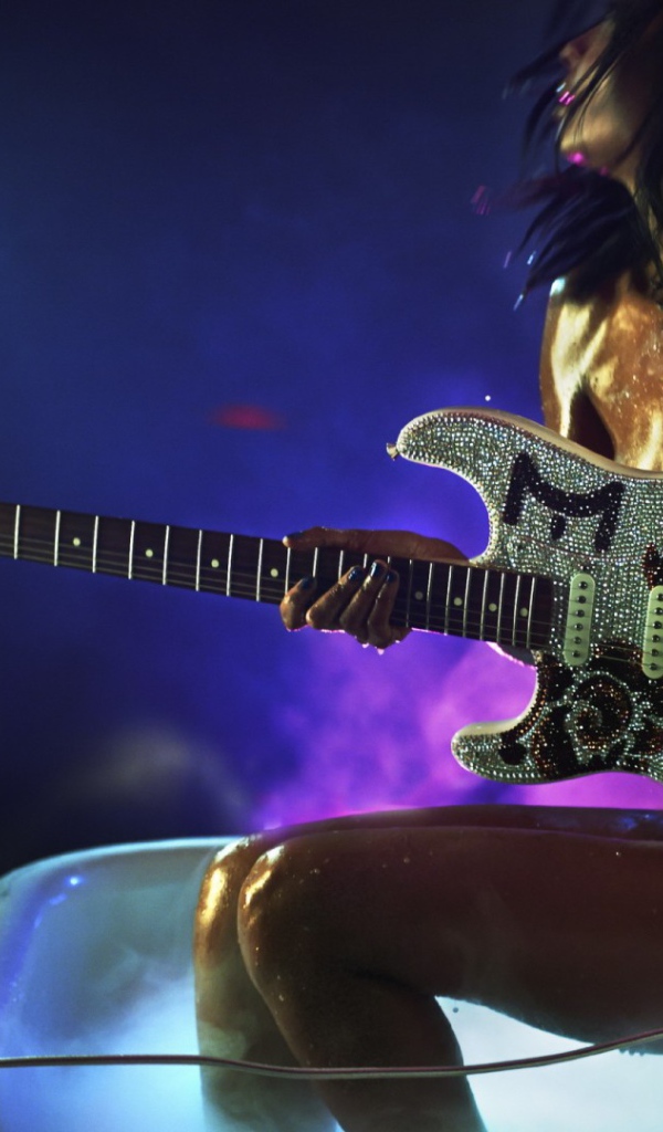 Девушка в ванной с гитарой