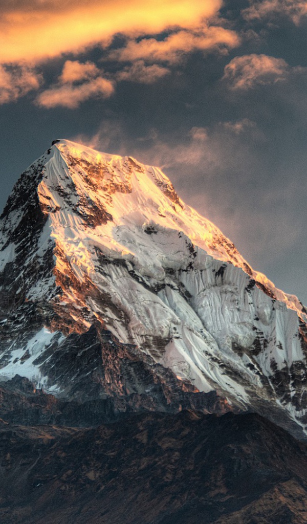 Горящие облака над вершинами гор